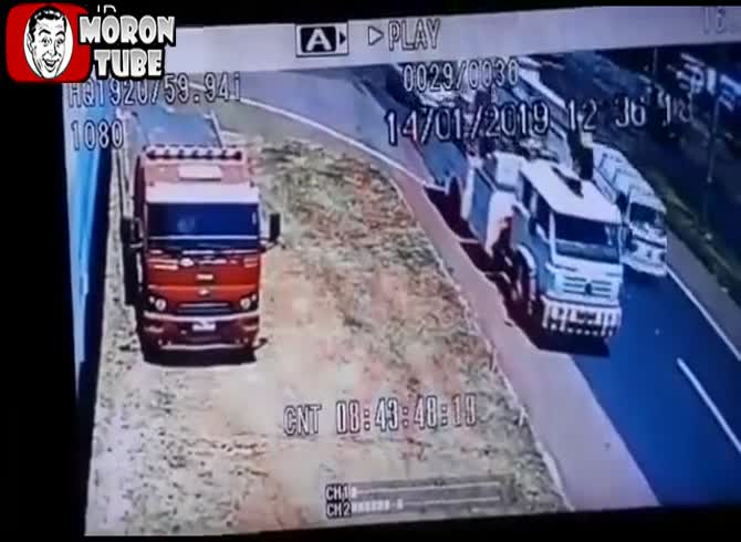 Video :A truck has just murdered a suicide guy